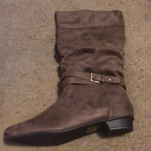 Taupe suede boots (new)